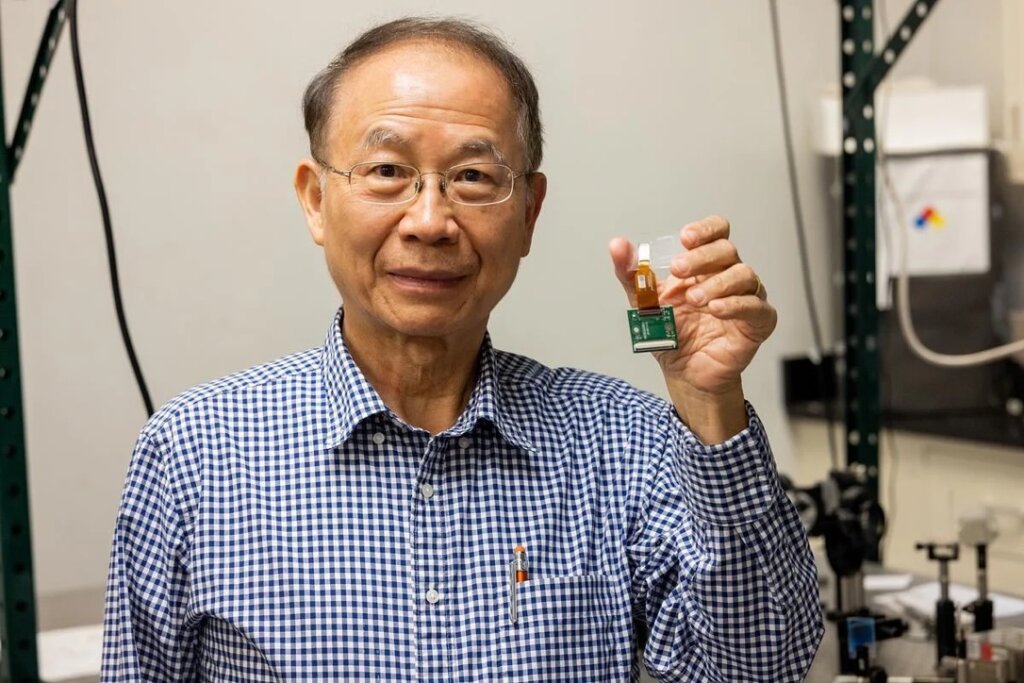Dr. Wu showcasing his groundbreaking invention, Liquid Crystal on Silicon (LCoS).